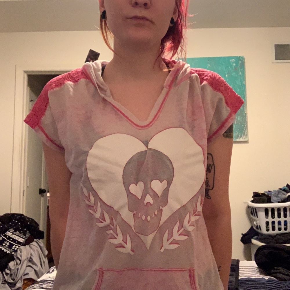 No Boundaries light pink skull hoodie t-shirt